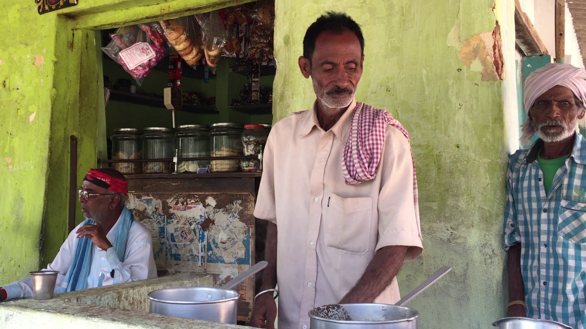 CD Puttegowde making tea at his stall. (Photographer: Nishant Sharma/BloombergQuint)