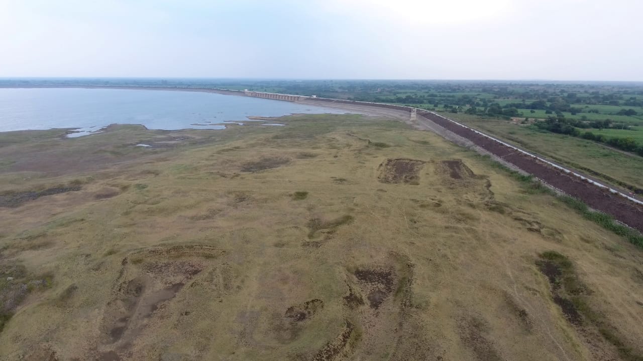 A picture of dried up Manjra Dam. Picture Credit: Aaj Latur