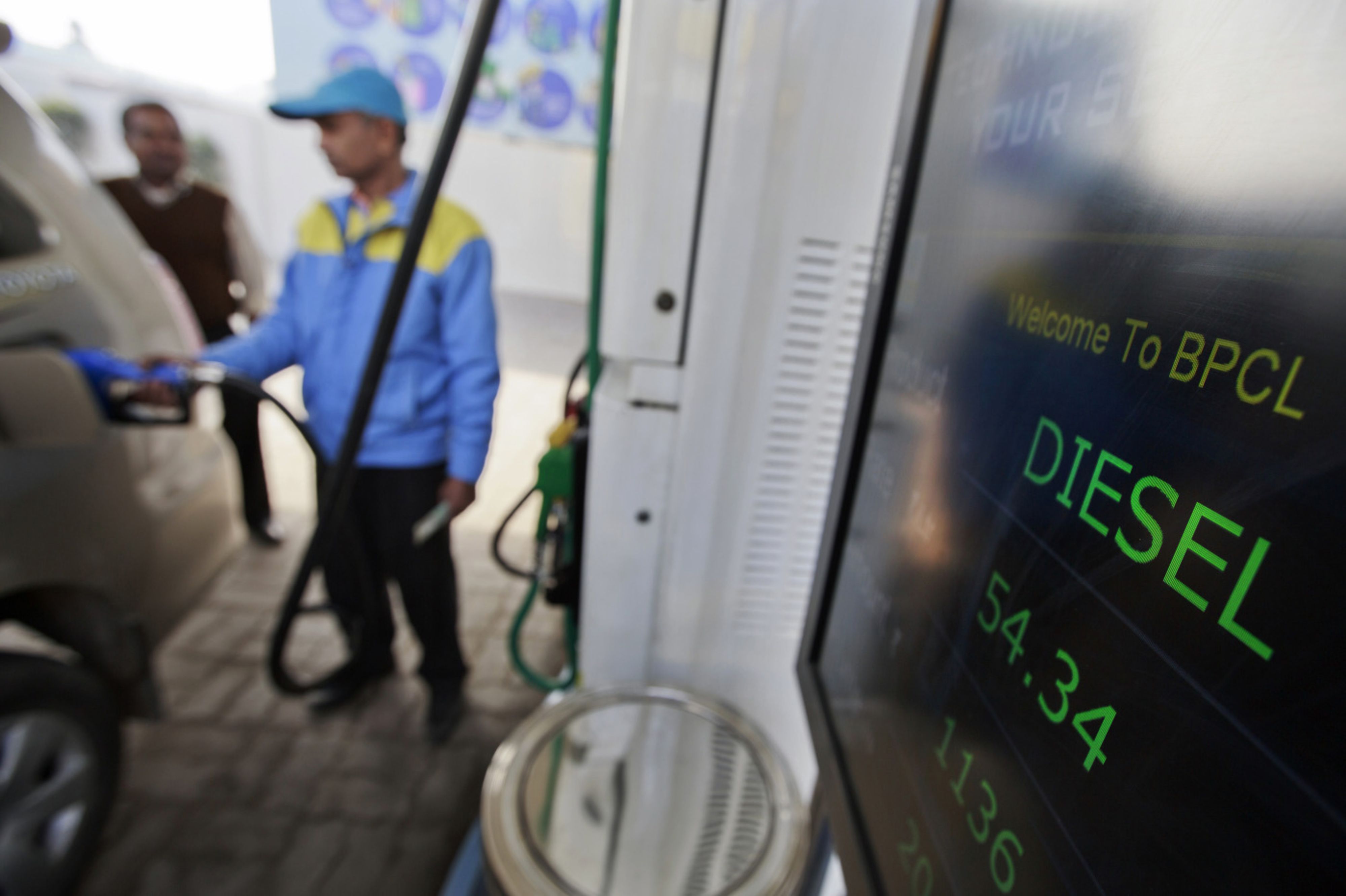 A Bharat Petroleum fuel station in New Delhi. (Photographer: Kuni Takahashi/Bloomberg)