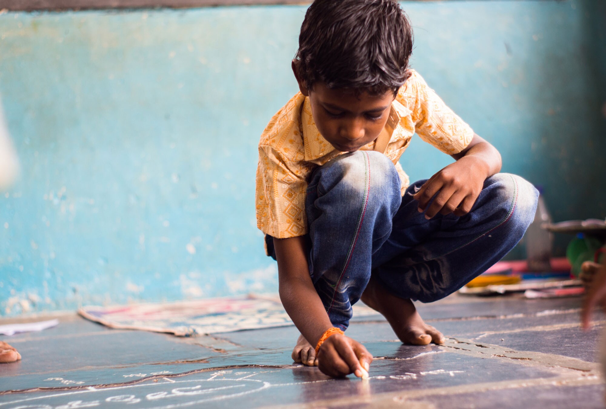 Students being tutored by Balsakhi. (Source: Arvind Eyunni/Pratham)