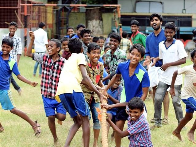 Children and volunteers play ‘tug-of-war' in Cochin. (Photograph: Make A Difference)