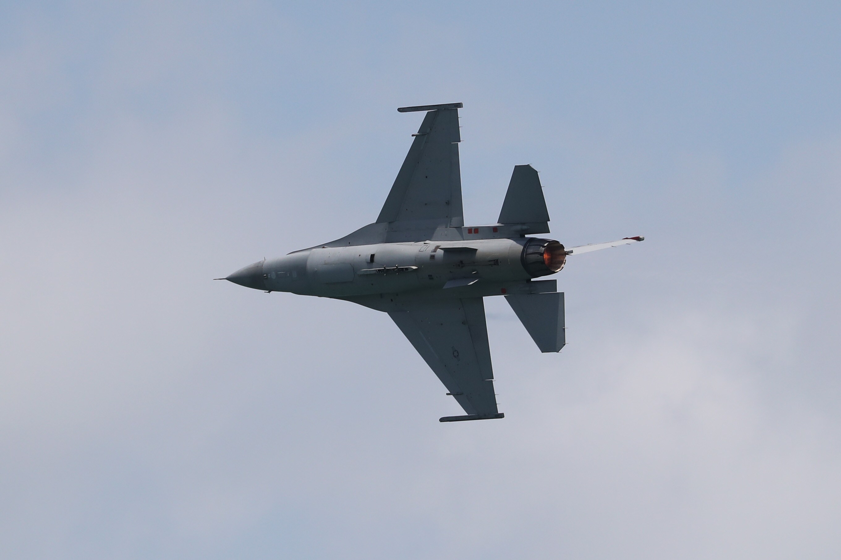 A U.S. Air Force F-16 Fighting Falcon fighter jet, manufactured by Lockheed Martin, at the Singapore Airshow. (Photographer: SeongJoon Cho/Bloomberg)