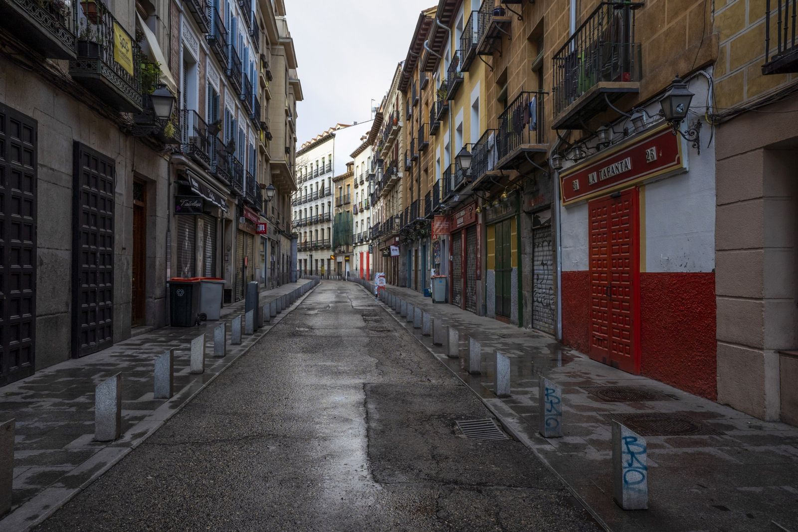 Shuttered bars and tapas restaurants line a deserted street on March 16. (Photographer: Angel Navarrete/Bloomberg)