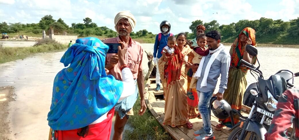 Khabar Lahariya's Editor-in-Chief Kavita Bundelkhandi and reporter Shivdevi cover a story on Sept. 2, 2020. (Photograph: Khabar Lahariya/Twitter)