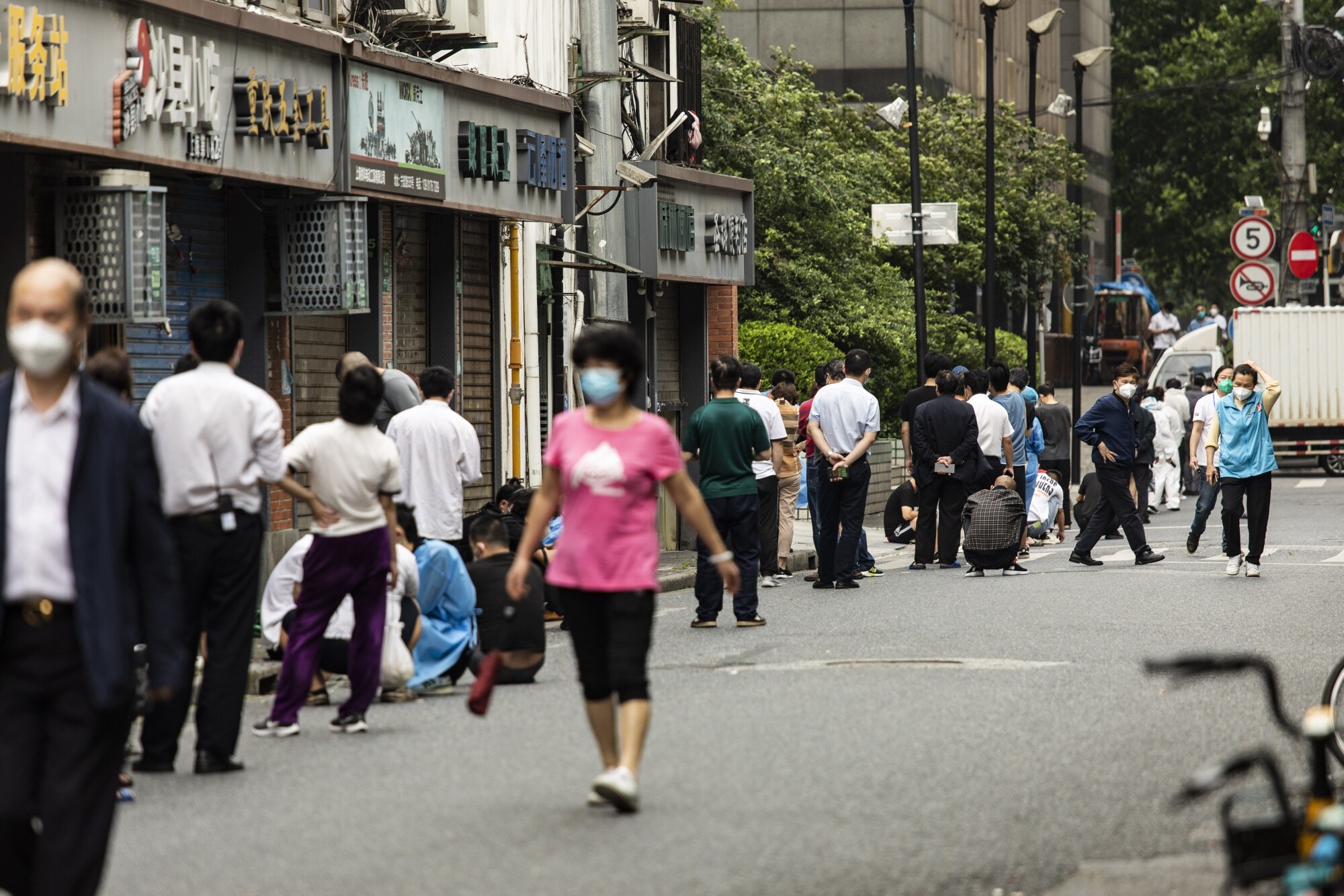 Residents queue for a swab test in Shanghai on May 30.Source: Bloomberg