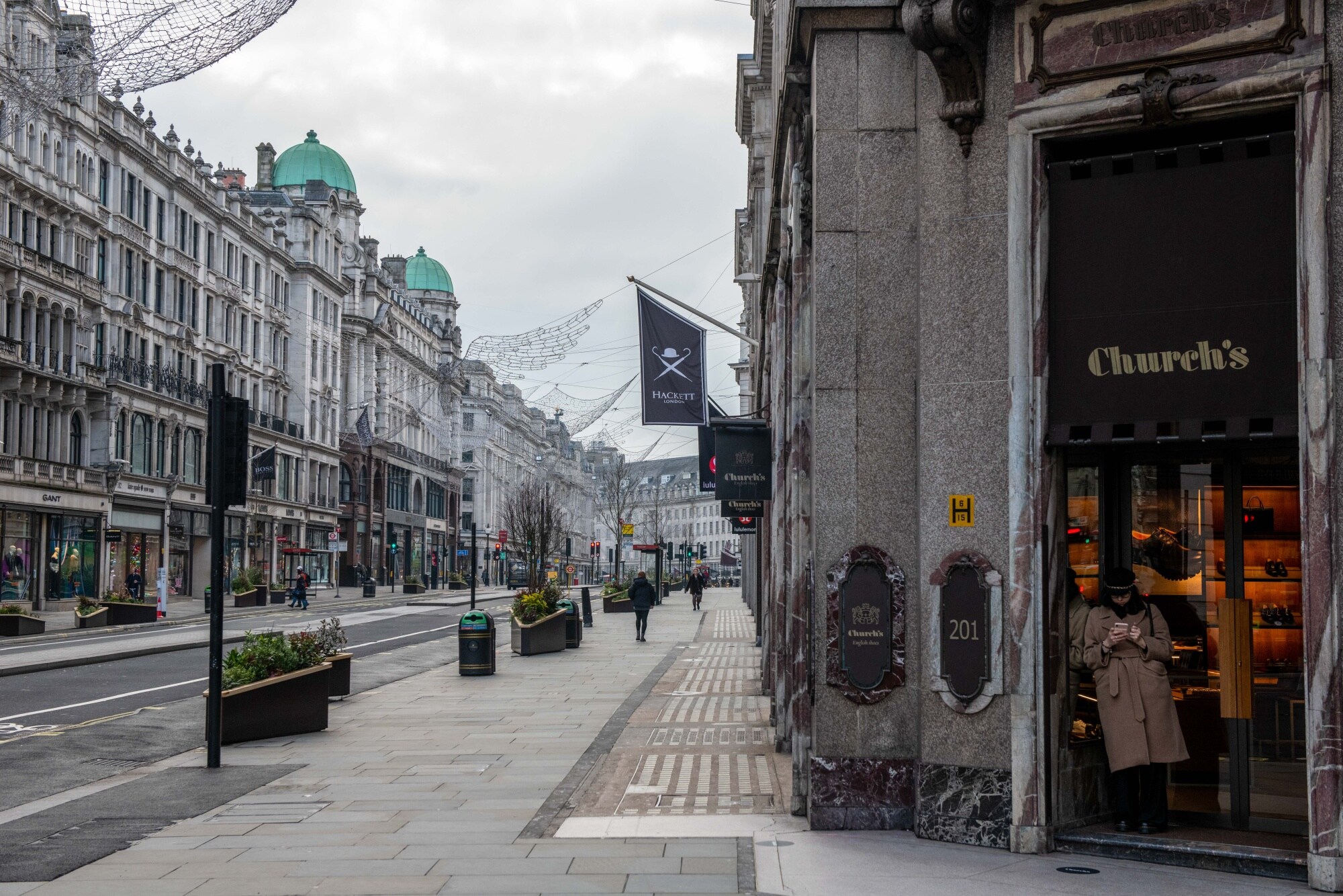 A woman in the doorway of a closed shop during the Coronavirus pandemic, on Jan. 15, 2021.Photographer: Chris J. Ratcliffe/Bloomberg