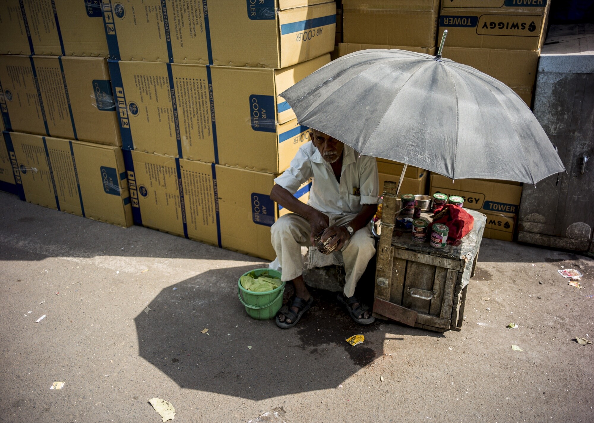 A street vendor shelters from the heat.Photographer: Anindito Mukherjee/Bloomberg