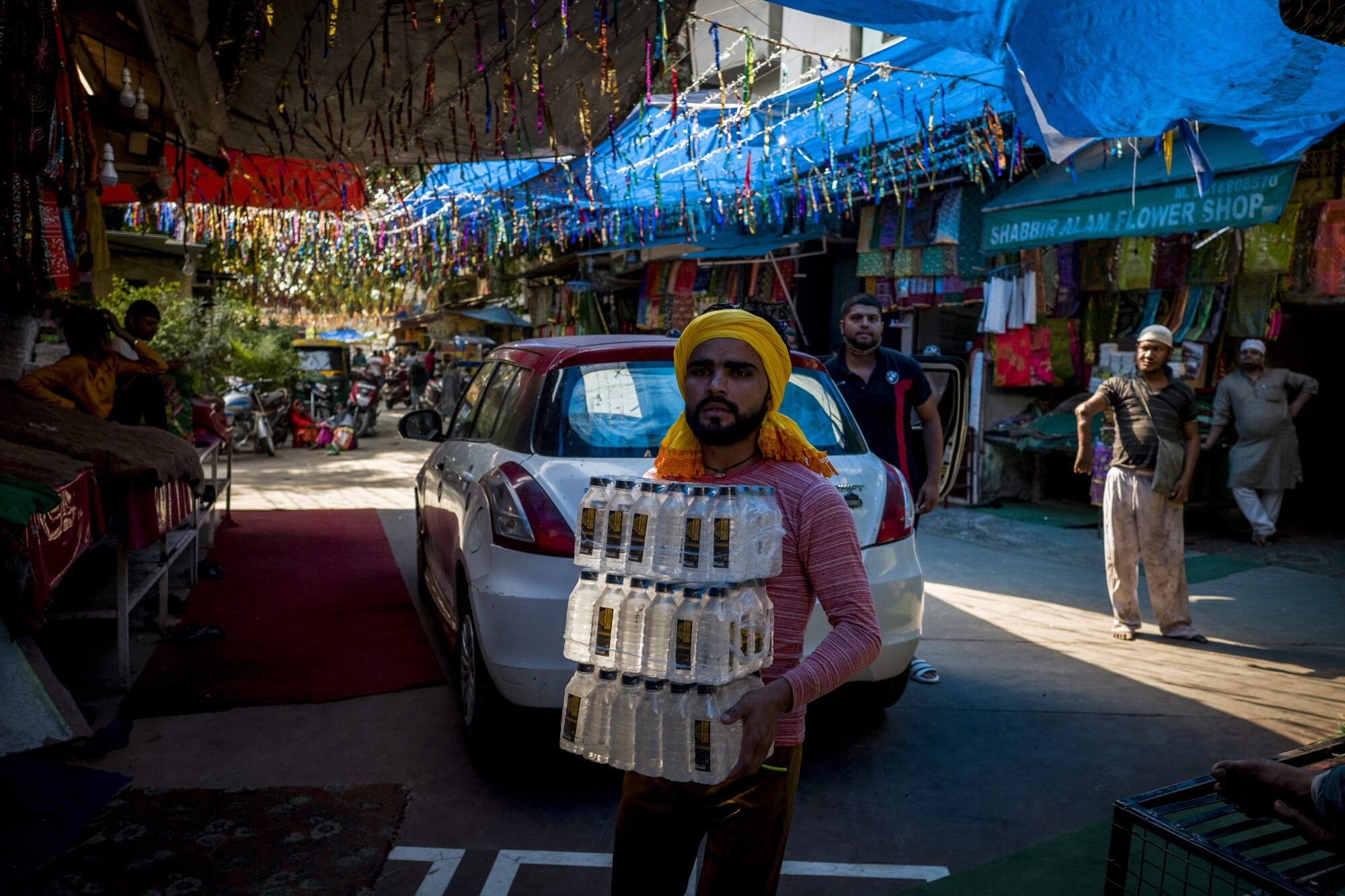 Water for devotees to break the fast during Ramadan in New Delhi.Photographer: Anindito Mukherjee/Bloomberg