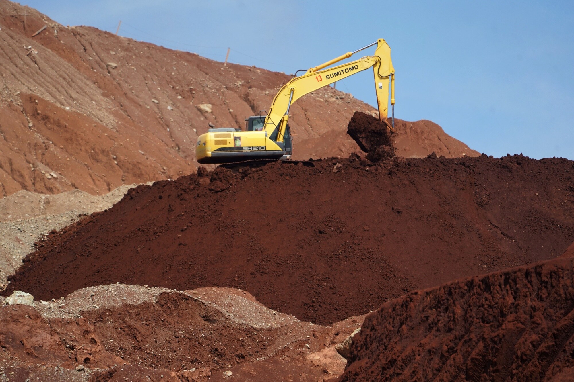 An excavator in a pit at a nickel mine in Central Sulawesi, Indonesia.Photographer: Dimas Ardian/Bloomberg