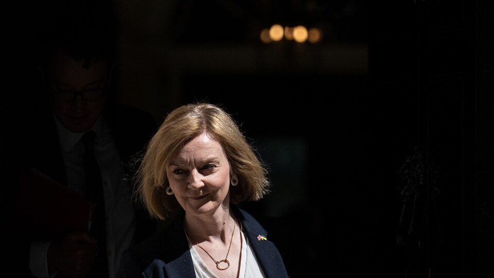 Incoming UK Prime Minister Liz Truss inherits a forbidding in-tray: surging inflation, predictions of a recession and a record squeeze on living standards spurred by soaring energy prices. Lizzy Burden reports from Downing Street, London, on Bloomberg Television..