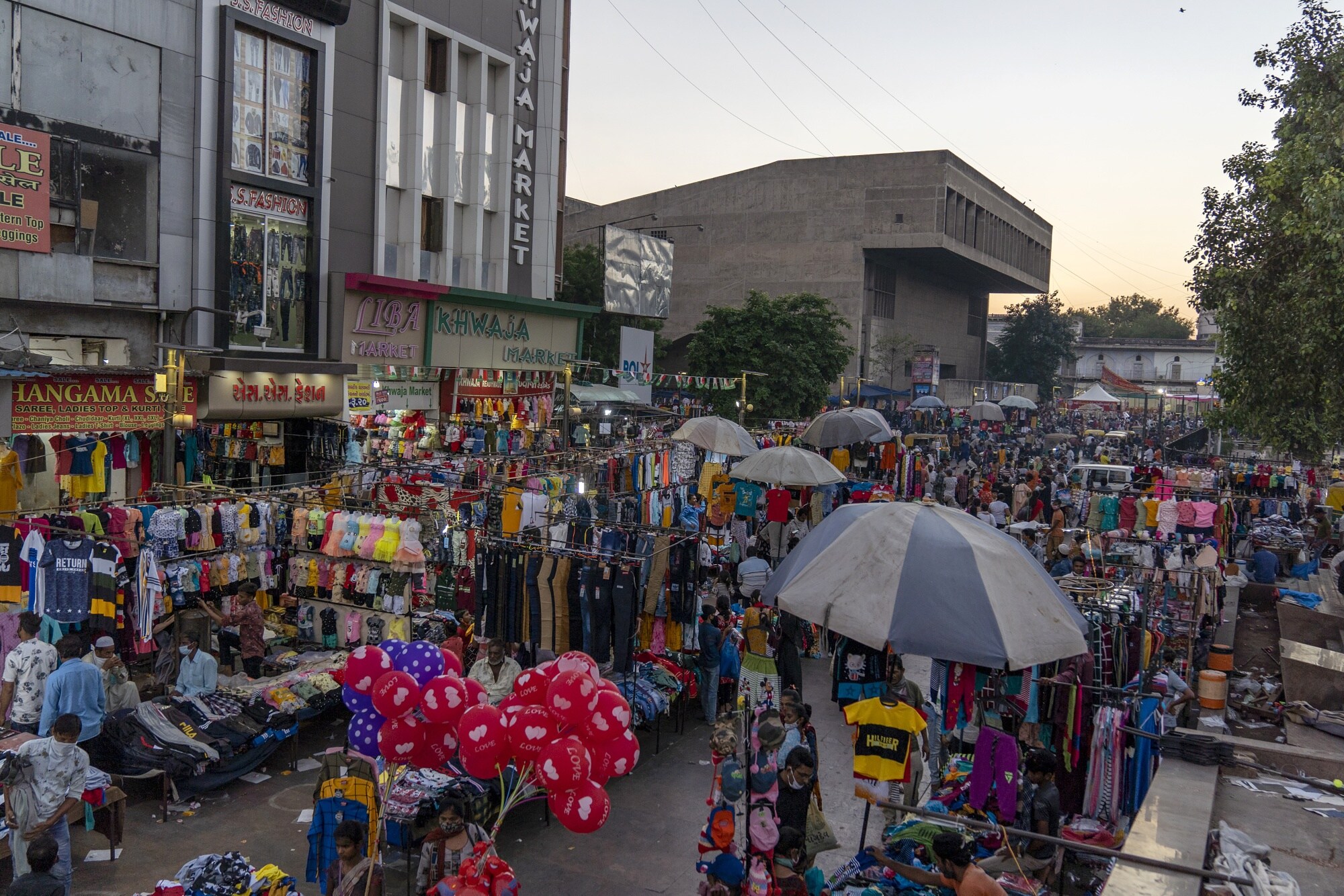 Shoppers and pedestrians walk past stalls at the Bhadra Fort market in Ahmedabad, India, on Oct. 22, 2020. Photographer: Sumit Dayal/Bloomberg