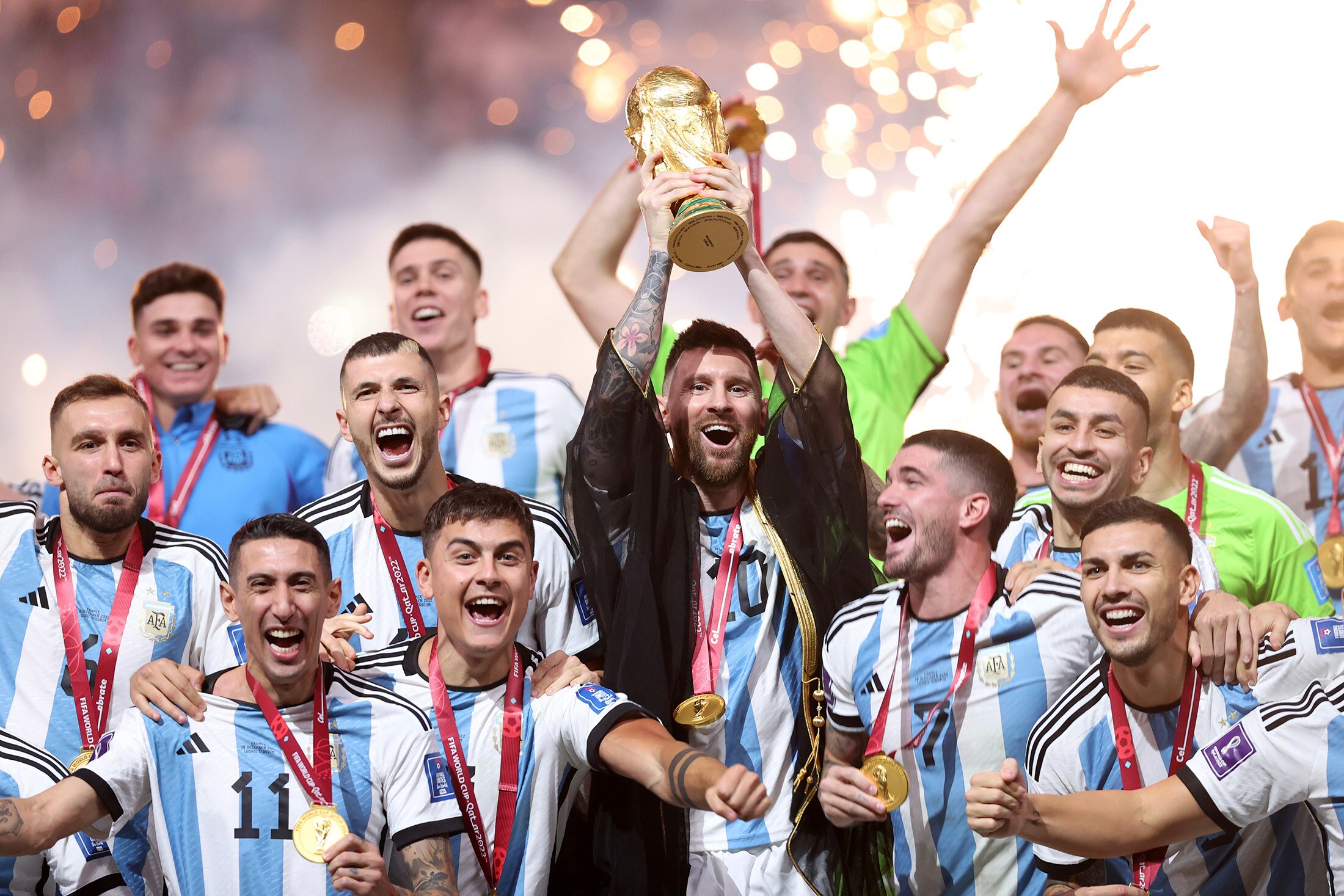 Lionel Messi lifts the World Cup trophy.Photographer: Clive Brunskill/Getty Images