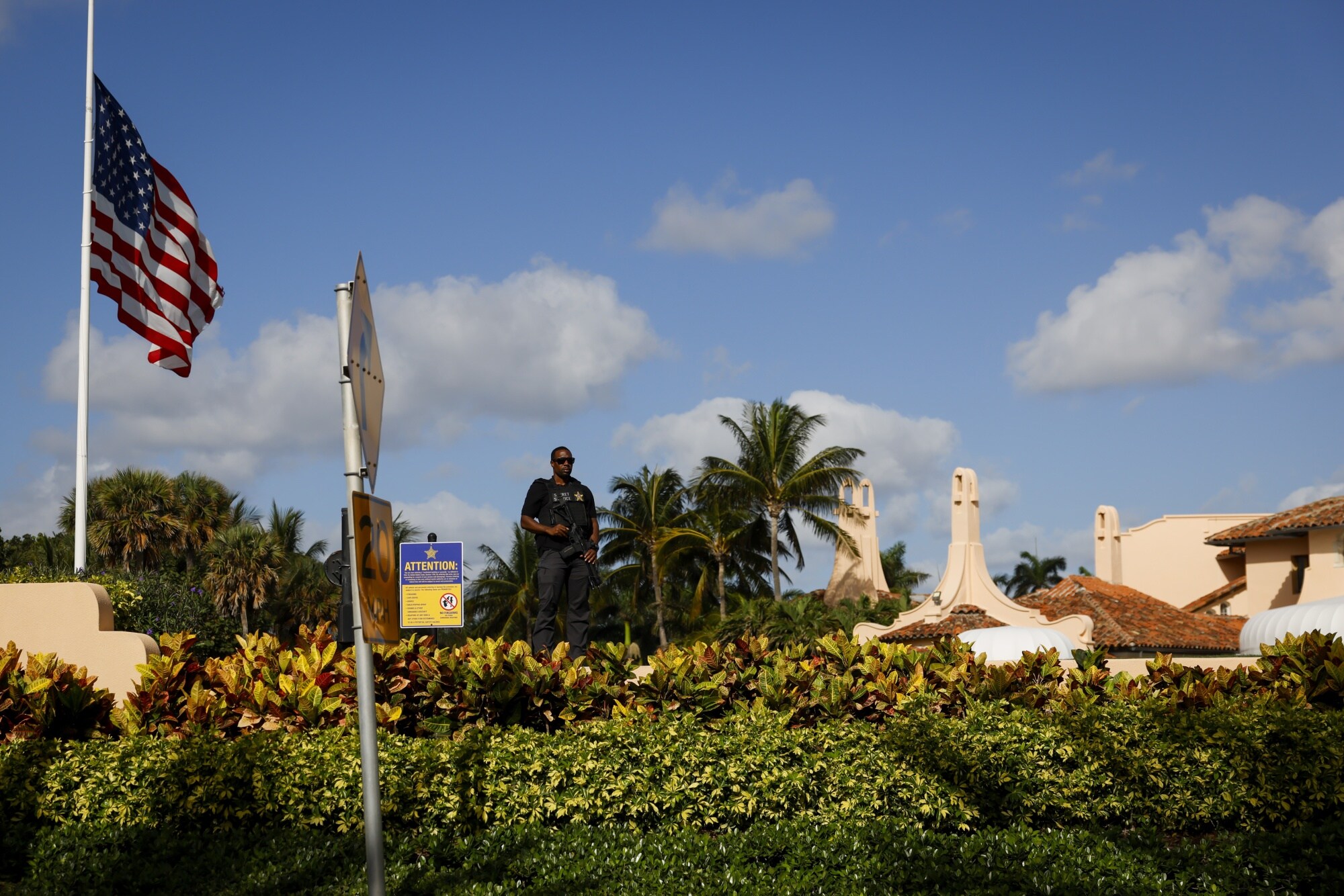 A Secret Service agent outside Mar-A-Lago.Photographer: Eva Marie Uzcategui/ Bloomberg