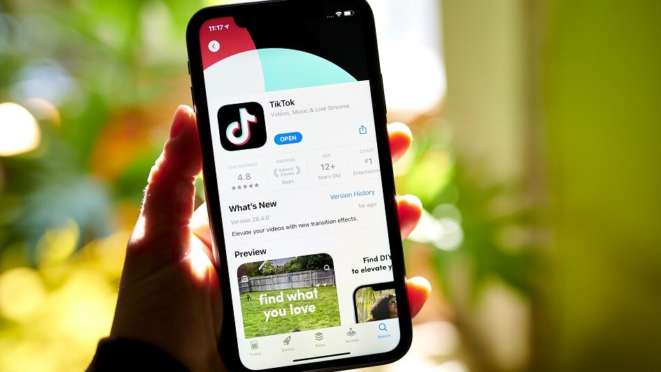 TikTok is said to be considering a split from its Chinese parent company ByteDance to help address US concerns about national security risks. Alex Barinka reports on Bloomberg Television.Source: Bloomberg