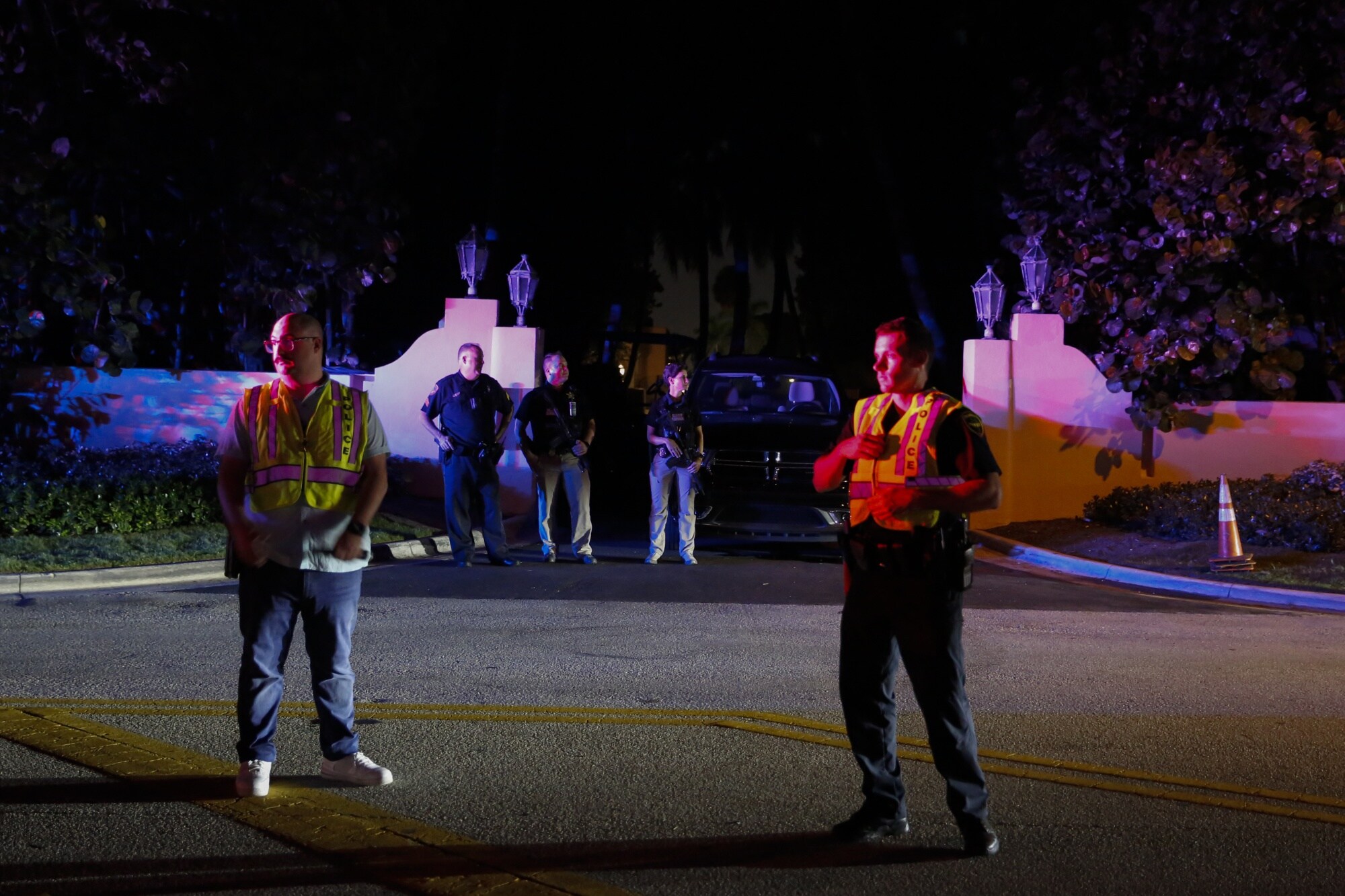 Secret Service and Palm Beach police in front of Mar-A-Lago on Aug. 8, 2022.Photographer: Eva Marie Uzcategui/Getty Images