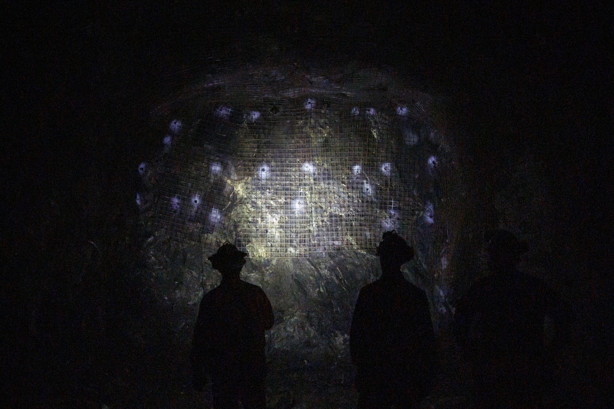 Workers inspect a wall containing minerals and metals at the Vale Copper Cliff mine in Sudbury, Ontario, Canada.Photographer: Cole Burston/Bloomberg