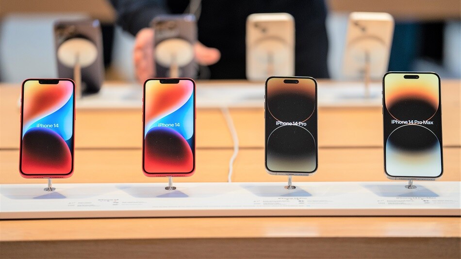 WATCH: Apple Inc.'s sales dropped for a third straight quarter while revenue declined 1.4% in the fiscal third quarter. Mark Gurman reports.Source: Bloomberg