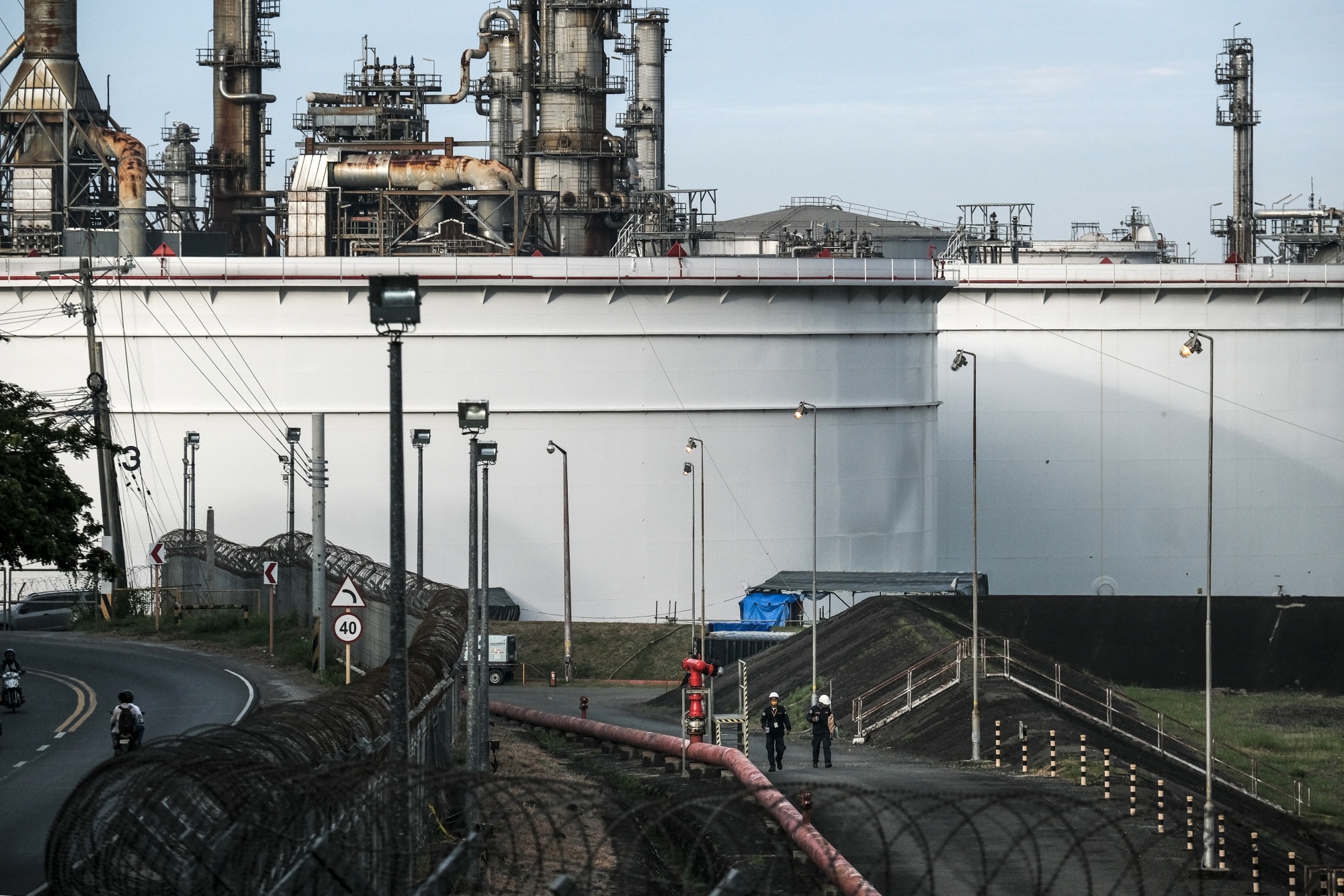 Shell's pullback reflects Sawan's renewed commitment to the oil-and-gas business that generates most of company's profits.Photographer: Veejay Villafranca/Bloomberg