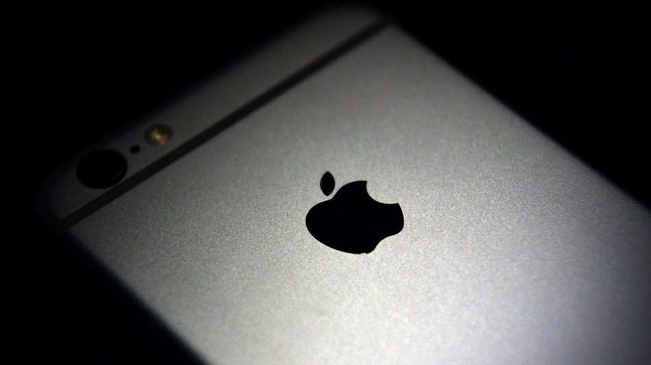 WATCH: Apple's revenue fell to $89.5 billion in the fiscal fourth quarter, which ended Sept. 30. Anurag Rana breaks down the numbers on Bloomberg Television.Source: Bloomberg