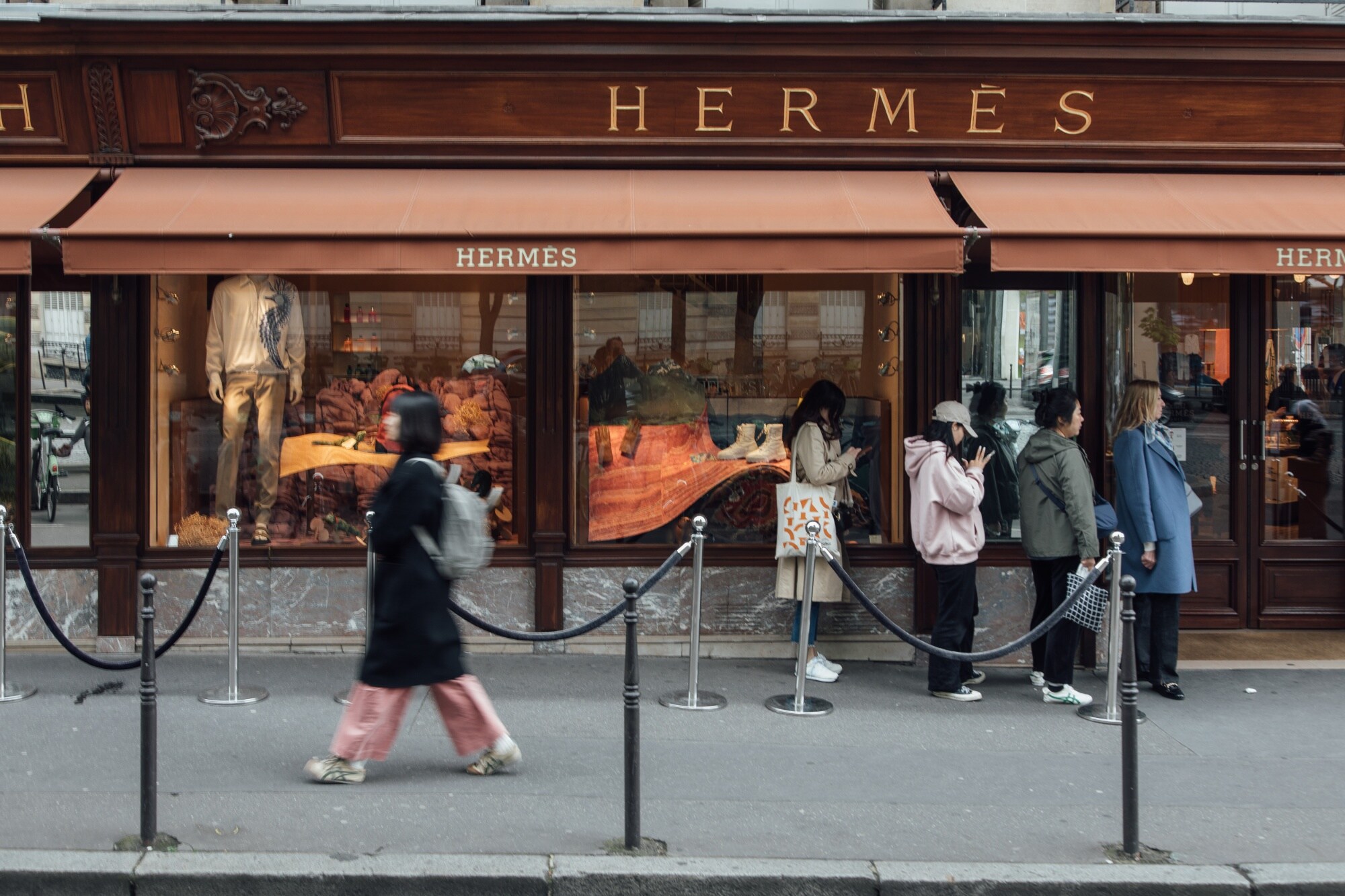 Shoppers wait in line at the historic Hermès George V three-story store in Paris.Photographer: Cyril Marcilhacy/Bloomberg
