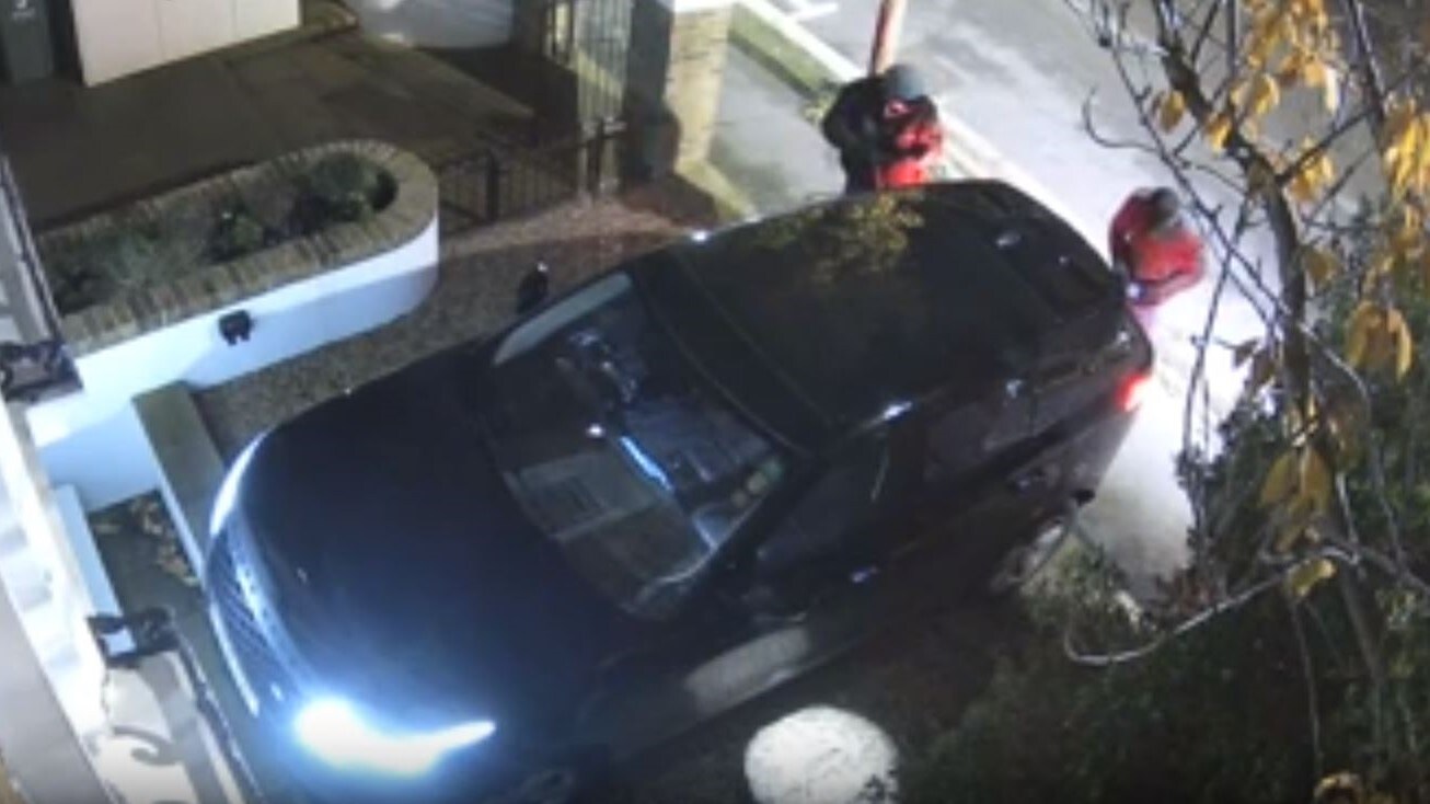 WATCH: Security camera footage shows how thieves were able to break into a 2019 Range Rover Velar in seconds.Source: Bloomberg