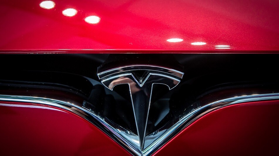 Tesla delivered more vehicles than expected in the fourth quarter as the Elon Musk-led company dropped behind China's BYD Co. in global electric-car sales. Ed Ludlow reports.Source: Bloomberg