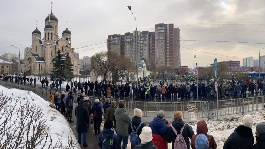 WATCH: Thousands of people lined up to pay their final respects at the funeral of Russian opposition leader Alexey Navalny on Friday.Source: Bloomberg
