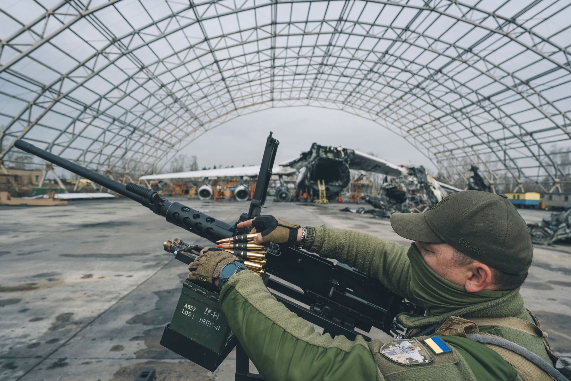 A Ukrainian soldier loads ammunition into an M2 Browning machine gun.Photographer: Andrew Kravchenko/Bloomberg