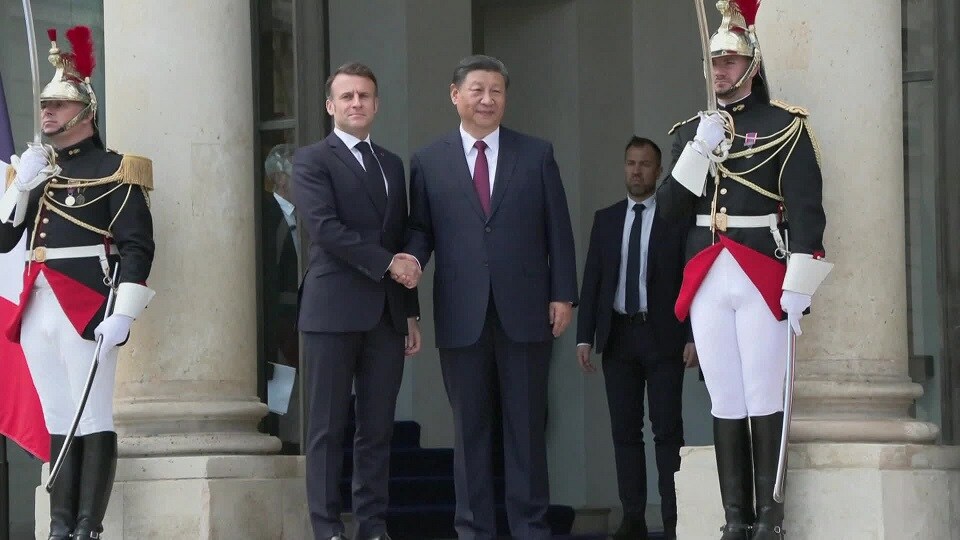 WATCH: Xi began his visit to the EU, stopping in Paris for a meeting with Macron and von der Leyen. Caroline Connan reports.Source: Bloomberg