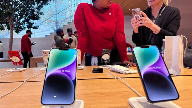WATCH: Apple CFO Luca Maestri says the company will return to sales growth in the current period.Source: Bloomberg