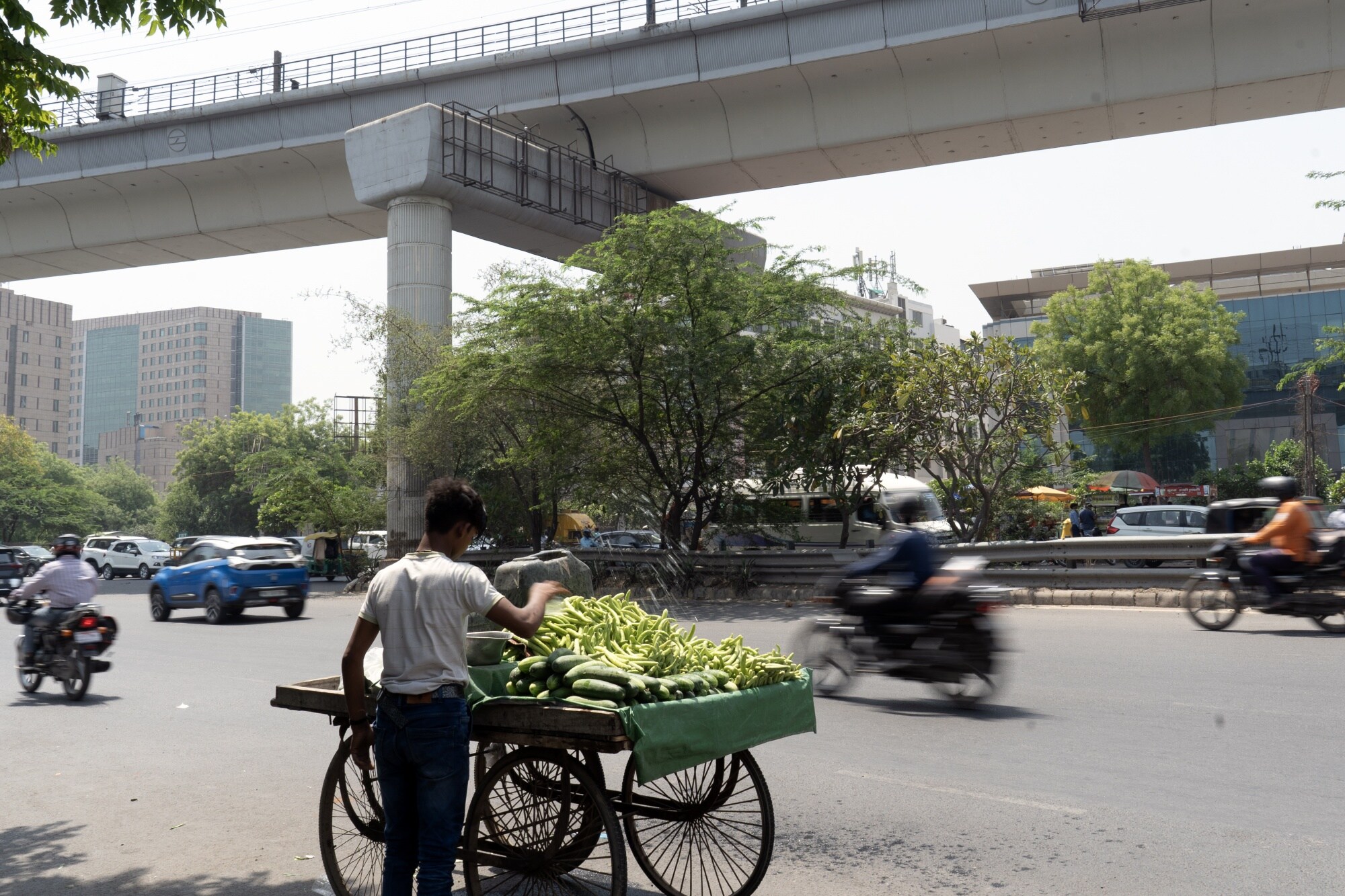 A streetside vendor sells drinks during high temperatures in New Delhi.Photographer: Ruhani Kaur/Bloomberg