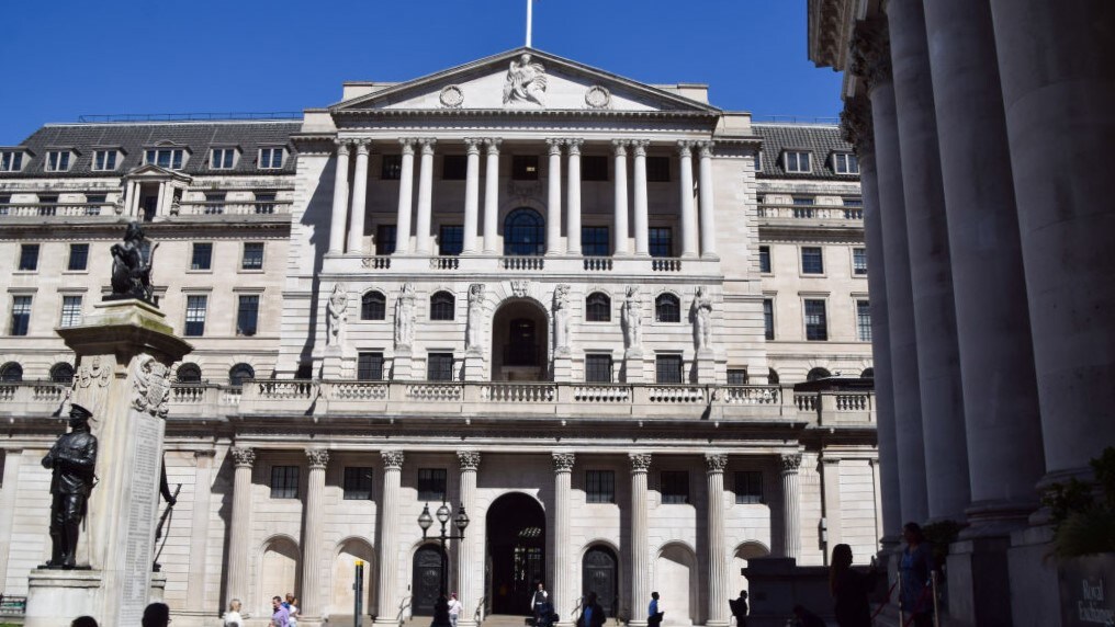 The Bank of England cut its interest rates for the first time since early 2020. Bloomberg's Lisa Abramowicz and Jonathan Ferro react to the news.Source: Bloomberg