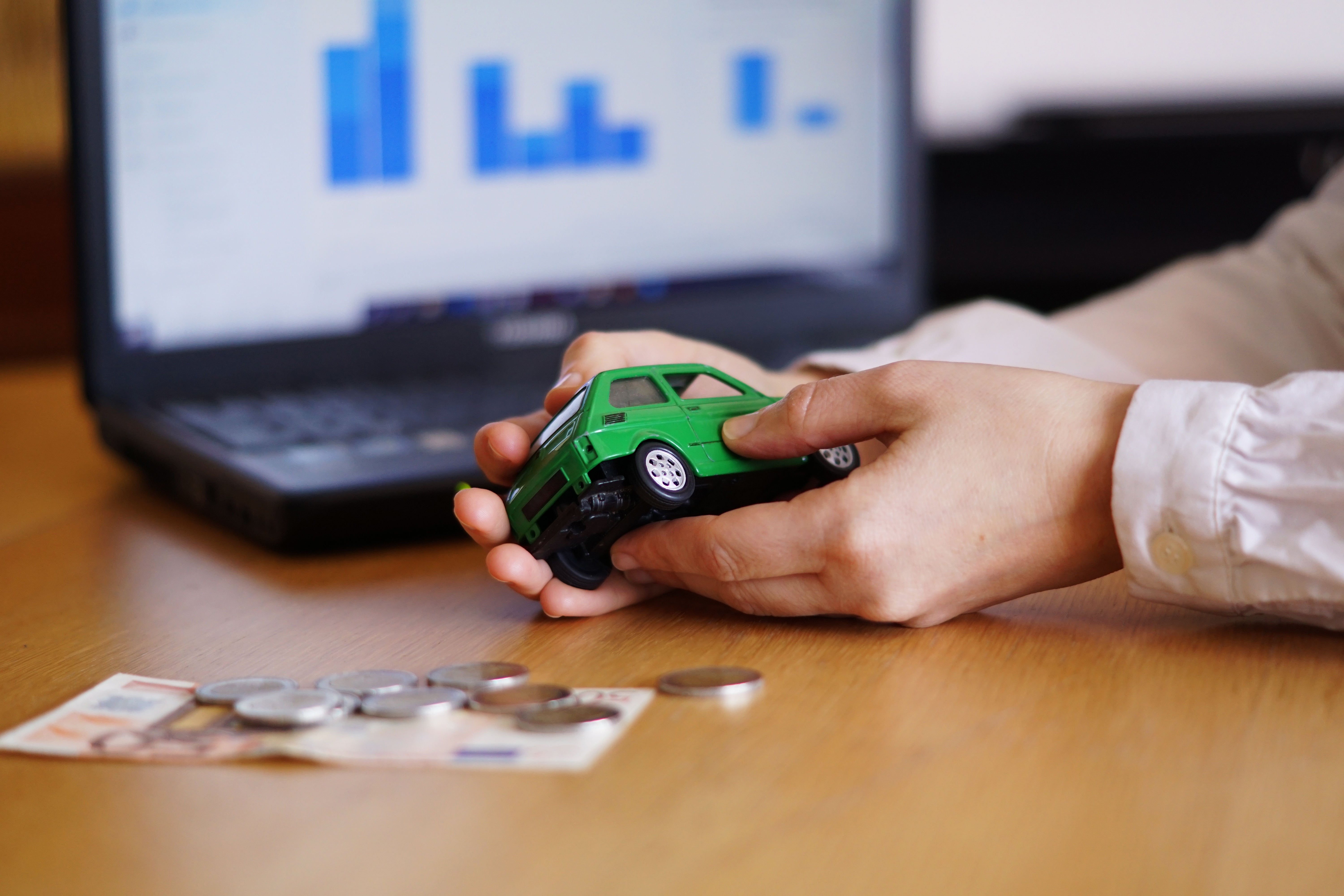 Big Carmakers Aim to Take a Page From Tesla and Sell EVs Online