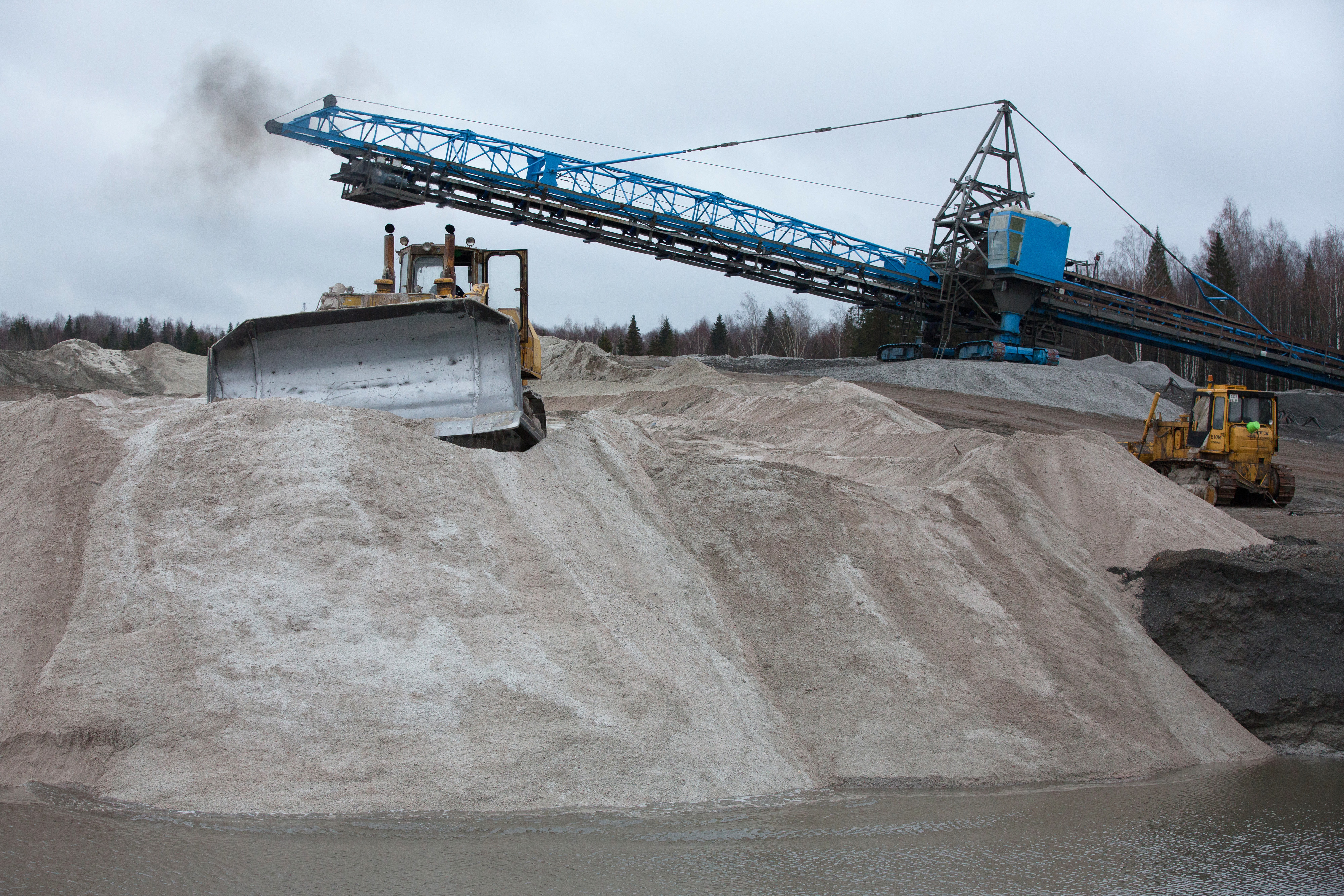 Russian Explosive Makers Use Fertilizer Firms to Blunt Sanctions