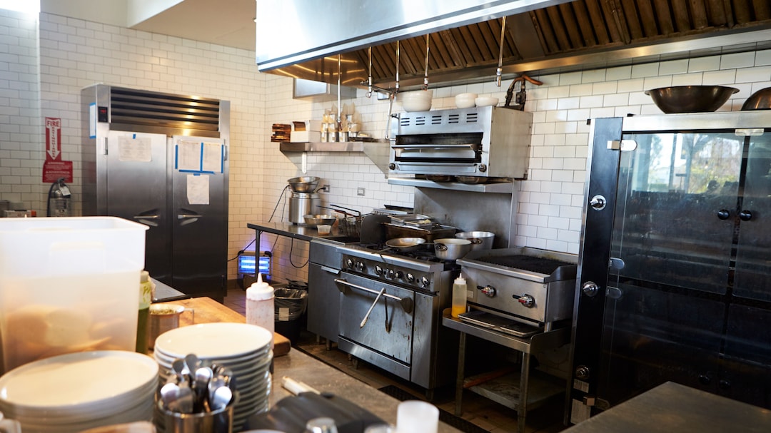 Delhi Restaurants Trim Bookings, Menu Items Amid LPG Supply Crunch