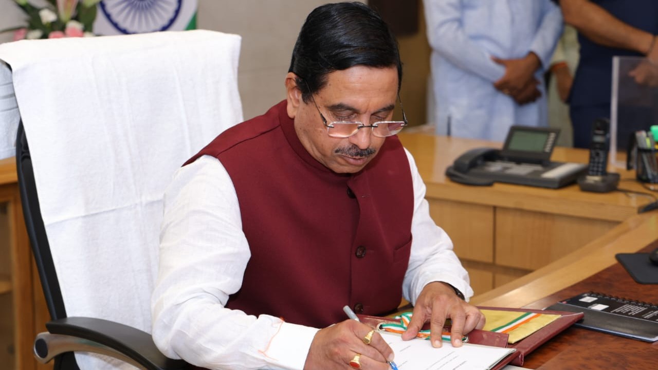 Union Food Minister Urges People Not To Hoard Essential Items Due To Rumours