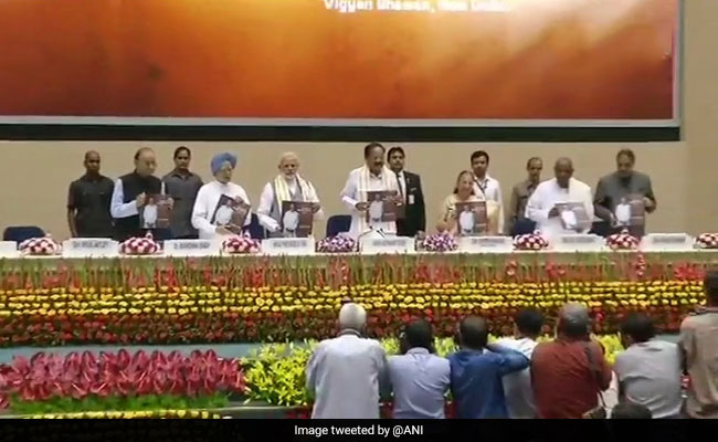 एक मंच पर दिखे पीएम मोदी, पूर्व पीएम मनमोहन सिंह और देवगौड़ा, उपराष्ट्रपति वेंकैया नायडू को लेकर PM ने कही यह बात