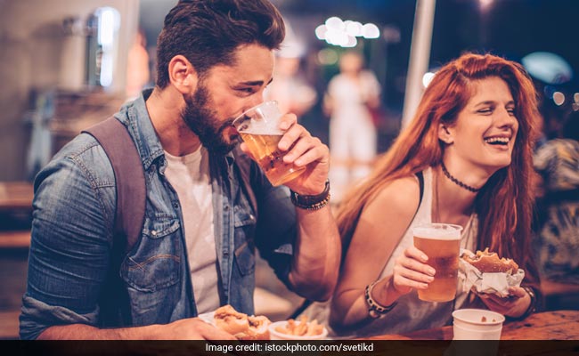 3 Things To Keep In Mind When You Want To Flirt With Someone At A Bar