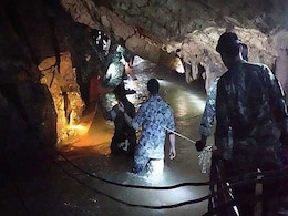 Queen Elizabeth Gives Bravery Award To 4 Divers For Thai Cave Rescue Queen Elizabeth Gives Bravery Award To 4 Divers For Thai Cave Rescue