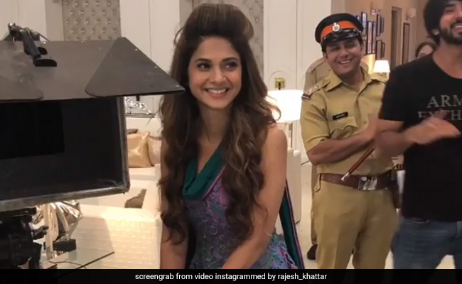 शूटिंग पर अचानक बजा मोबाइल फोन तो एक्ट्रेस ने ऐसे दी सजा; देखें VIDEO