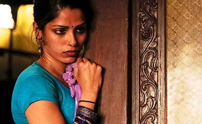 बीड़ी पीती नजर आई 'स्लमडॉग मिलियनेयर' की एक्ट्रेस फ्रीडा पिंटो- Photo हुई वायरल