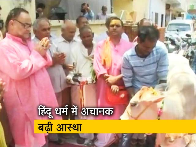 BJP के मुस्लिम नेताओं में हिंदू दिखने की होड़