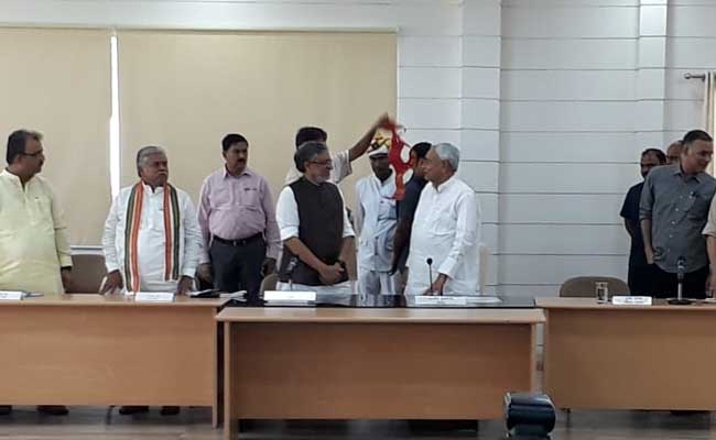 बिहार : CM नीतीश कुमार ने फिर उठाई विशेष दर्जे की मांग, सुशील मोदी ने किया बोलने से इनकार