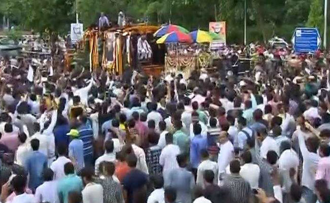 Thousands Race Against Time To Pay Tributes To Atal Bihari Vajpayee