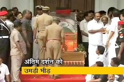 करुणानिधि के अंतिम दर्शन को उमड़ी भीड़ करुणानिधि के अंतिम दर्शन को उमड़ी भीड़