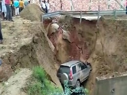 आगरा-लखनऊ एक्सप्रेसवे पर मिट्टी धंसने से अचानक खाई में गिर गई कार और फिर... आगरा-लखनऊ एक्सप्रेसवे पर मिट्टी धंसने से अचानक खाई में गिर गई कार और फिर...
