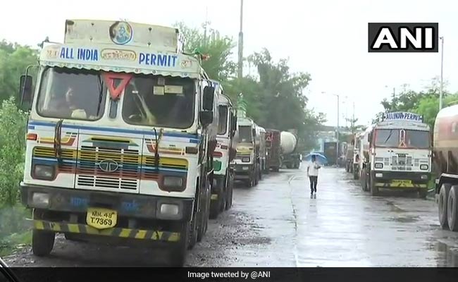 ट्रक ऑपरेटरों की हड़ताल का दूसरा दिन, लोगों को हो रही है दिक्कत