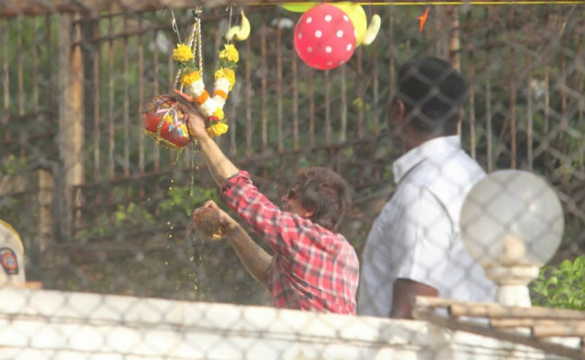 Janmashtami With Shah Rukh Khan: AbRam Breaks <I>Dahi Handi</i>. Pics Here