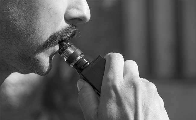 स्मोकिंग छोडने के लिए ई-सिगरेट? बढ़ा सकती है हृदय रोग का जोखिम ज्यादा