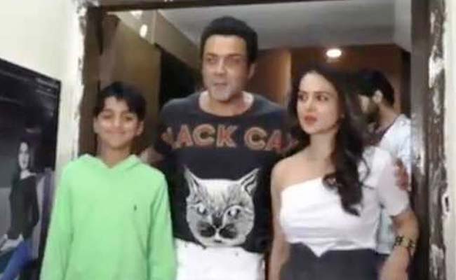 पहली बार बेटे धरम देओल के साथ नजर आए बॉबी देओल, वीडियो हुआ वायरल